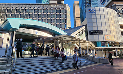 新橋駅（JR山の手線、JR京浜東北線、JR東海道線、JR横須賀線、JR常磐線、上野東京ライン、東京メトロ銀座線、都営浅草線、ゆりかもめ）